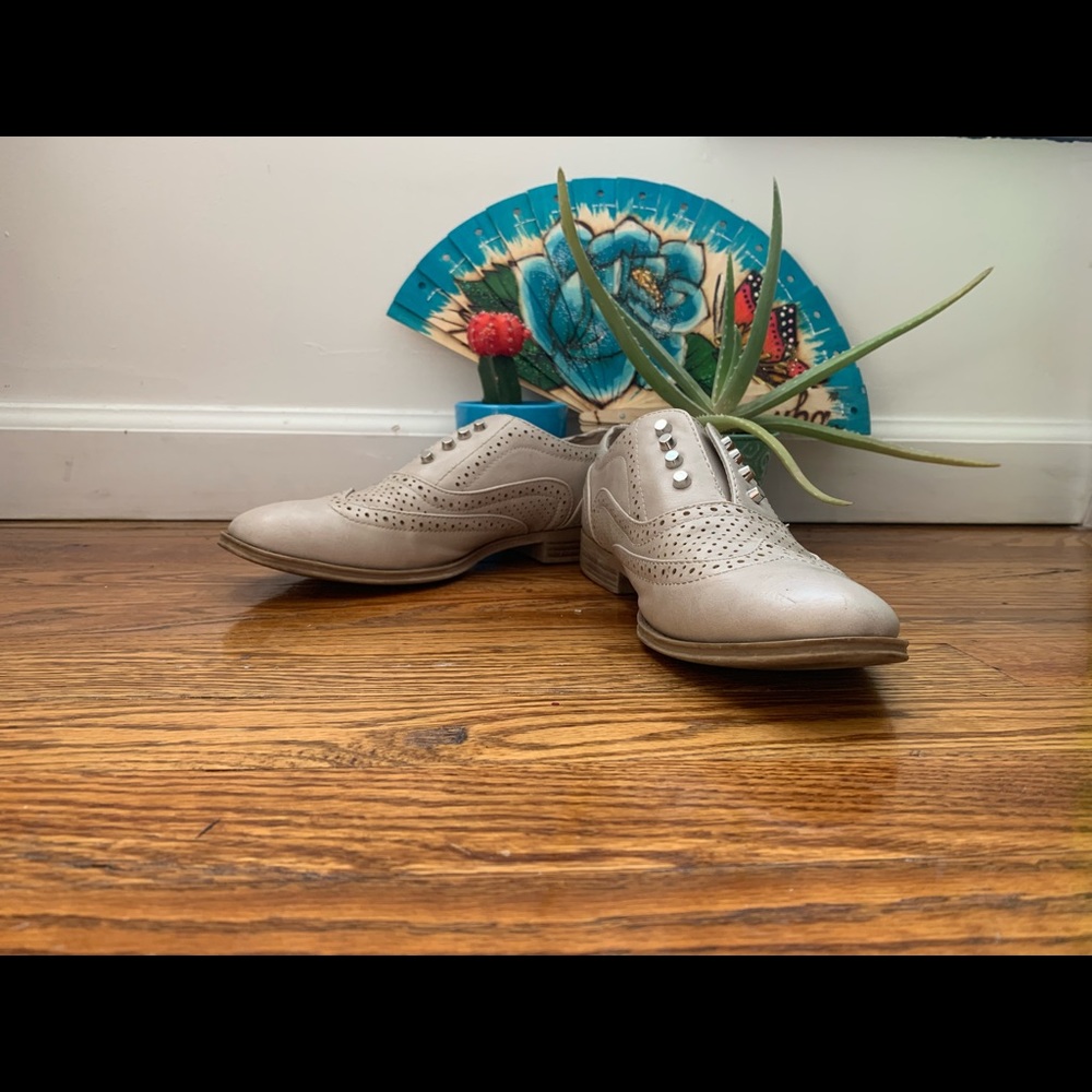 Beige Oxford Laceless Shoes w/ Silver Accents